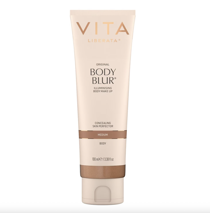 Tělový make-up pro sjednocenou a zářivou pokožku Body Blur, Vita Liberata, 860 Kč (100 ml), prodává Sephora
Tělový make-up pro sjednocenou a zářivou pokožku Body Blur, Vita Liberata, 860 Kč (100 ml), prodává Sephora