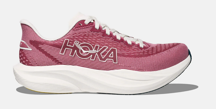 Hoka Mach 7 jsou lehké silniční běžecké boty, navržené pro každodenní rychlý trénink. Nová generace přináší ještě lepší odezvu a pohodlí – prodyšný svršek s zónovou ventilací zajišťuje příjemné klima, zatímco mezipodešev z lehké pěny dodává energii do každého kroku. 3999 Kč
