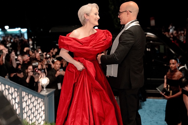 Meryl Streep coby Miranda Priestly v na míru navržené róbě Balenciaga.
