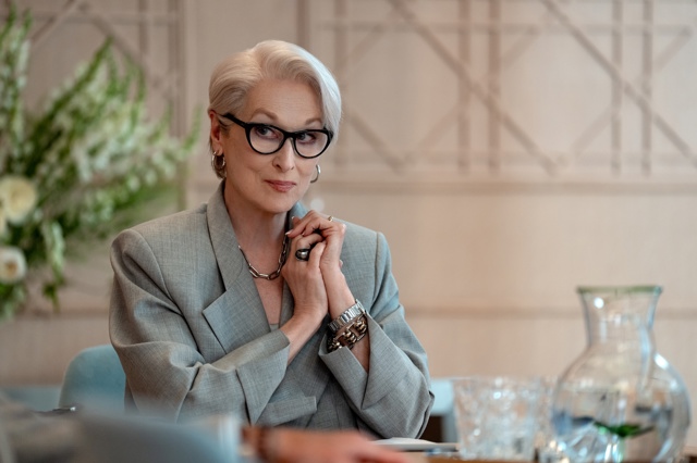 Meryl Streep coby Miranda Priestly ve filmu často obléká kalhotové kostýmy a šedou barvu.
