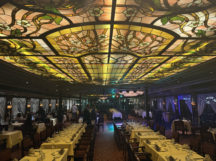 Nile Maxim Cruising Restaurant patří k oblíbeným večerním zážitkům v Káhiře. Večeřová plavba po Nilu propojuje pohled na osvětlené město, klid řeky, živou hudbu i tradiční orientální vystoupení včetně Tanoura show.

