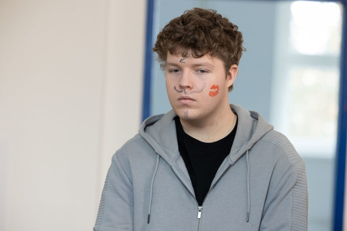 Nekonečný seriál Ulice sleduje dramatické osudy několika rodin žijících v sousedství
