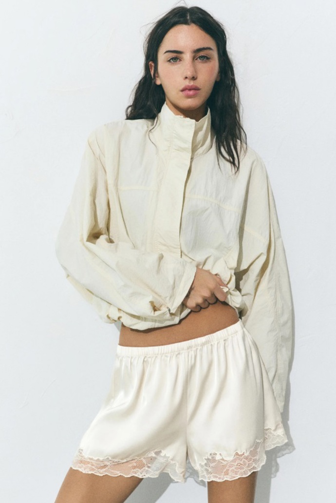 Saténové šortky, PULL&BEAR, 649 Kč
Saténové šortky, PULL&BEAR, 649 Kč