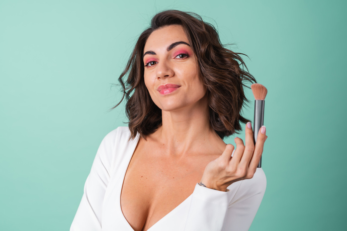 Pokud používáte hutnější make-up
Peeling pomáhá vytvořit hladší podklad, na kterém make-up lépe drží.
