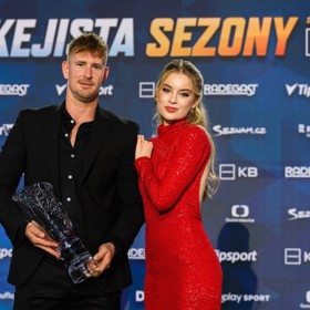 Roman se svou milou a trofejí pro nejlepšího hokejistu
Roman se svou milou a trofejí pro nejlepšího hokejistu
