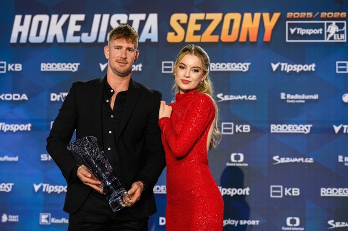 Roman se svou milou a trofejí pro nejlepšího hokejistu
Roman se svou milou a trofejí pro nejlepšího hokejistu