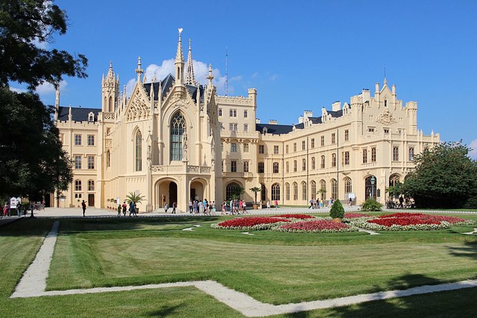Romantické věžičky a rozsáhlý anglický park připomínají spíš pohádkové sídlo než klasický český zámek. Celý areál působí jako místo, kde se zastavil čas aristokratických slavností.

