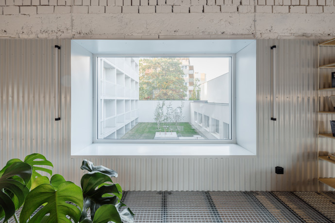 Svým vzhledem a provedením vytváří dojem opravdu výrazného objektu v místě. Právě tenhle charakter se architekti ze studia Atrium Architekti při rekonstrukci rozhodli neskrývat ani změkčovat. Naopak ho nechali vyniknout.
