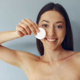 3. Tonizace
Tonikum vrací pleti rovnováhu a lehce hydratuje. Zároveň zlepší vstřebávání dalších produktů.
