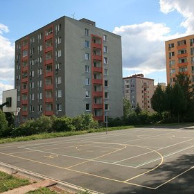 Kočárkárny, sušárny a společné chodby fungovaly jako centrum sousedského života i výměny drbů. Lidé si půjčovali cukr, vrtačky i informace o tom, kde zrovna mají banány.

