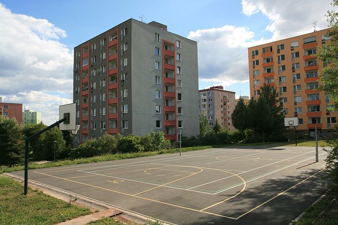 Kočárkárny, sušárny a společné chodby fungovaly jako centrum sousedského života i výměny drbů. Lidé si půjčovali cukr, vrtačky i informace o tom, kde zrovna mají banány.

