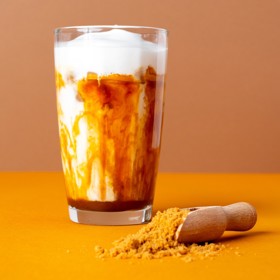 Brown Sugar Iced Latte staví na kombinaci espressa, studeného mléka, ledu a šlehačky dochucené sirupem z třtinového cukru.
