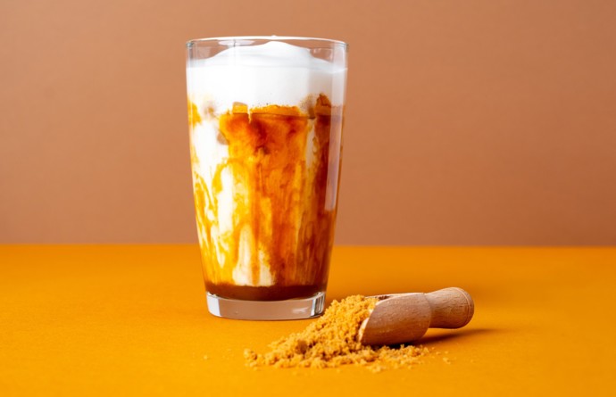 Brown Sugar Iced Latte staví na kombinaci espressa, studeného mléka, ledu a šlehačky dochucené sirupem z třtinového cukru.
