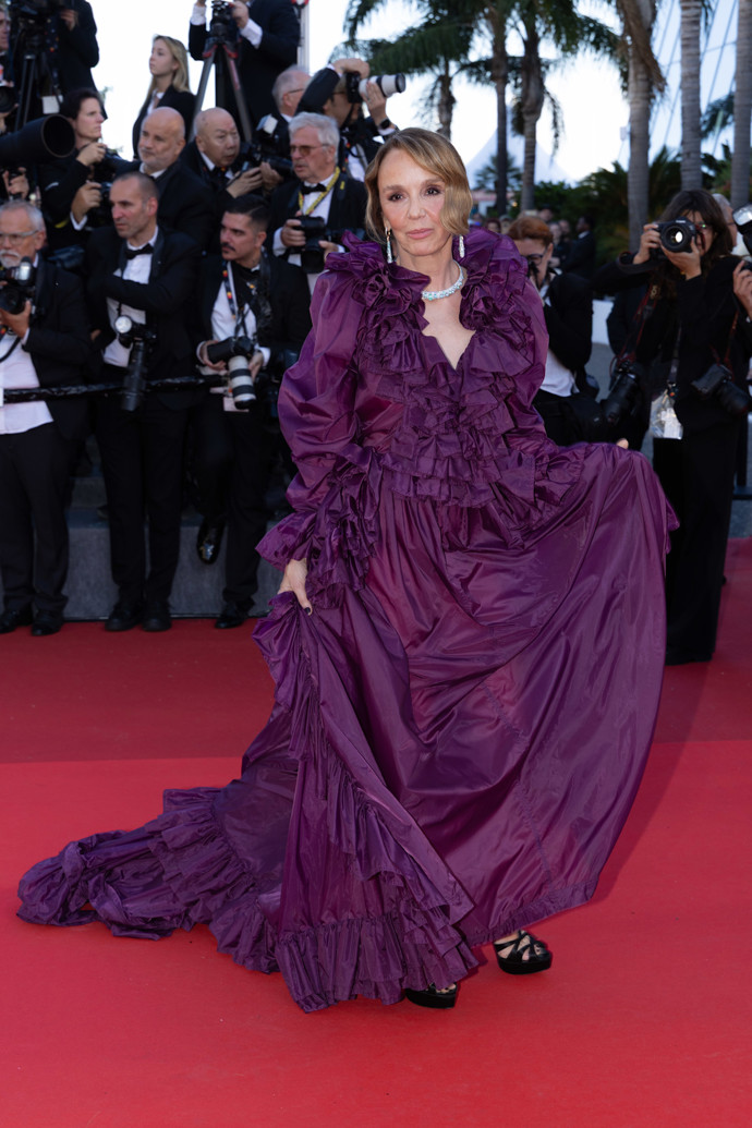 Francouzská herečka Philippine Leroy-Beaulieu oblékla róbu Saint Laurent a šperky Pomellato
