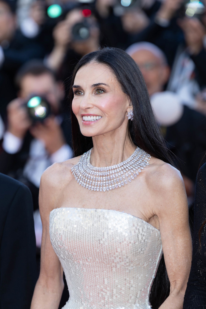 Demi Moore doplnila šaty mohutnými šperky Chopard
