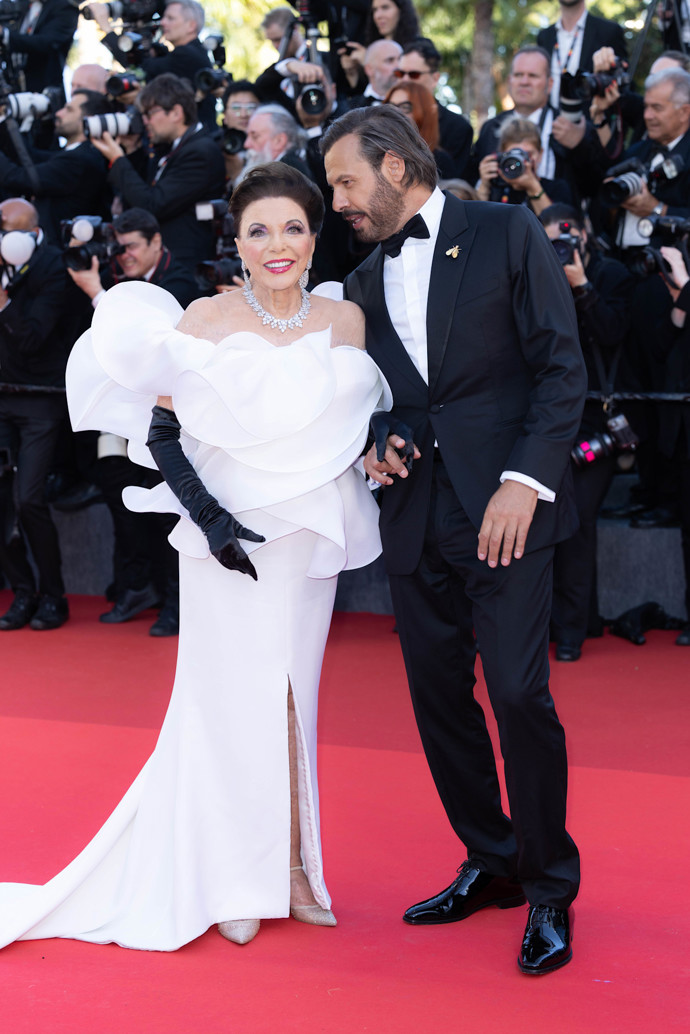 Dvaadevadesátiletá Joan Collins zazářila v šatech Stéphane Rolland

