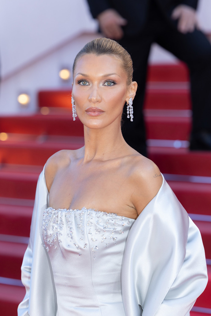 Bronzová bohyně, modelka Bella Hadid
