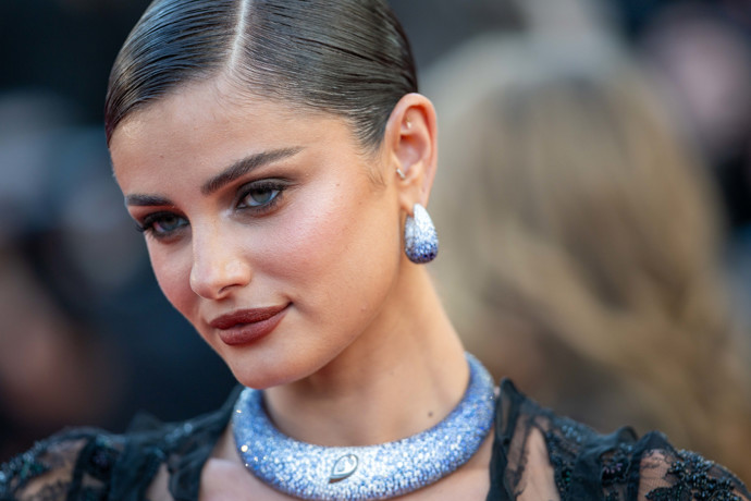 Modelka Taylor Hill jako jedna z mála, která nechala svoji vizážistku opravdu kouzlit a použít i tmavší odstíny
