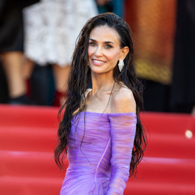 Demi Moore je největší hvězdou letošního ročníku festivalu. Mokrý efekt vlasů ji kadeřník vytvořil díky použití hojného množství vlasového olejíčku
Demi Moore je největší hvězdou letošního ročníku festivalu. Mokrý efekt vlasů ji kadeřník vytvořil díky použití hojného množství vlasového olejíčku