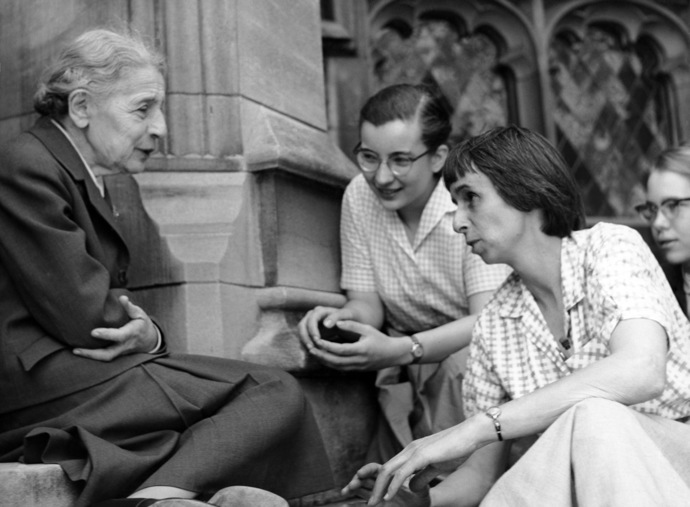 Meitnerová se studenty v Pensylvánii (1960)
