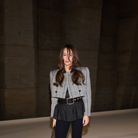 Extravagantnější pojetí capri kalhot s cropped sakem a prodlouženým topem s volánem
Extravagantnější pojetí capri kalhot s cropped sakem a prodlouženým topem s volánem