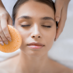 1. Olejové čištění 
Začněte odličovacím olejem nebo balzámem, který rozpustí make-up, SPF i maz. Jemně masírujte suchou pleť a poté emulgujte vodou.
