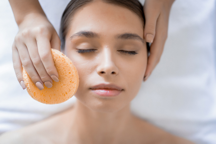1. Olejové čištění
Začněte odličovacím olejem nebo balzámem, který rozpustí make-up, SPF i maz. Jemně masírujte suchou pleť a poté emulgujte vodou.
1. Olejové čištění
Začněte odličovacím olejem nebo balzámem, který rozpustí make-up, SPF i maz. Jemně masírujte suchou pleť a poté emulgujte vodou.