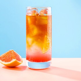 Macerovaná káva cold brew s tonikem a grepovým sirupem přináší osvěžující kombinaci hořkosti, citrusové svěžesti a jemné sladkosti. Přidejte limetku a máte dokonalý kávový mocktail do horkých dnů. 

