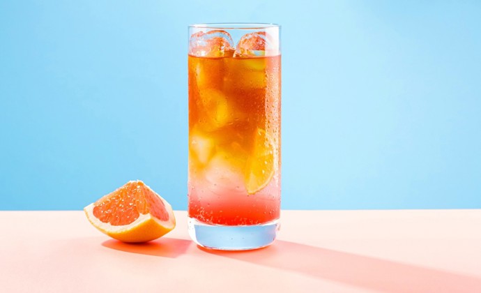 Macerovaná káva cold brew s tonikem a grepovým sirupem přináší osvěžující kombinaci hořkosti, citrusové svěžesti a jemné sladkosti. Přidejte limetku a máte dokonalý kávový mocktail do horkých dnů. 
