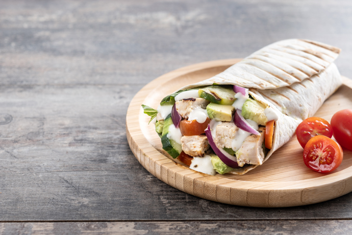 5. Teplá tortilla s kuřecím masem

Zbytky kuřete od oběda se dají během pár minut proměnit v lehkou wrap večeři. Přidejte zeleninu, jogurtový dip a máte rychlé jídlo bez zbytečné námahy.
