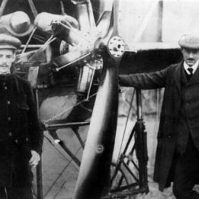 Tisíce lidí tehdy sledovaly Kašparův přelet se zatajeným dechem a mnozí očekávali katastrofu. Přesto se mladému aviatikovi podařilo překonat tehdejší technická omezení i obavy veřejnosti.
