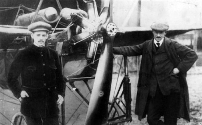 Tisíce lidí tehdy sledovaly Kašparův přelet se zatajeným dechem a mnozí očekávali katastrofu. Přesto se mladému aviatikovi podařilo překonat tehdejší technická omezení i obavy veřejnosti.
