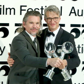 Honza s hollywoodskou hvězdou Ethanem Hawkem na karlovarském festivalu
Honza s hollywoodskou hvězdou Ethanem Hawkem na karlovarském festivalu