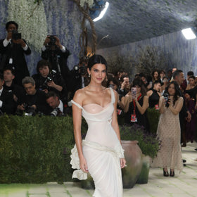 Kendall Jenner v originálním modelu od GapStudio, který byl inspirován antickou sochou

