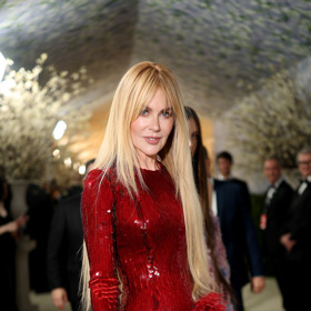Nicole Kidman přšla v rudě červených šatech.
