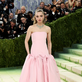 Amanda Seyfried oblékla šaty v baby růžové.
