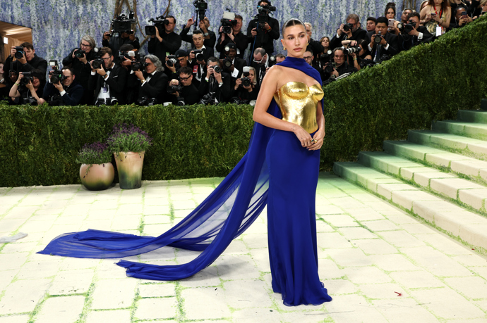 Hailey Bieber v Saint Laurent outfitu. Tentokrát alespoň trochu vystoupila ze svého oblíbeného minimalismu
