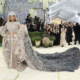 Beyoncé v róbě Olivier Rousteing s dlouhým pláštěm
