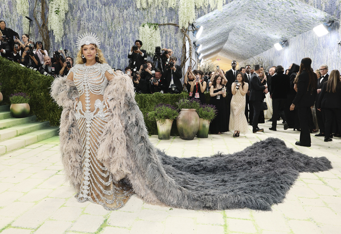 Beyoncé v róbě Olivier Rousteing s dlouhým pláštěm
