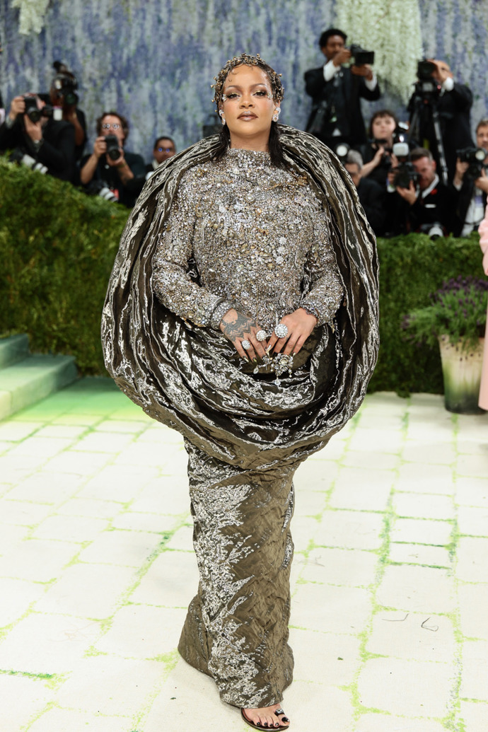 Rihanna vypadala zvláštně, ačkoliv původní úmysl byl asi hezký.
Rihanna vypadala zvláštně, ačkoliv původní úmysl byl asi hezký.