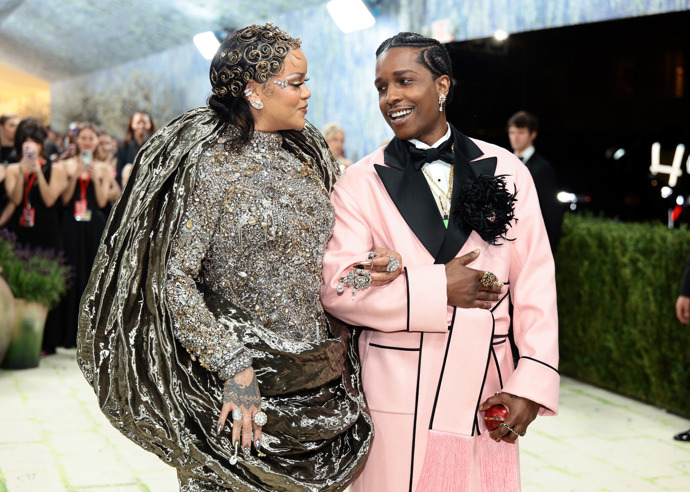 Rihanna oblékla extravagantní šaty, ve kterých byla příliš zakrytá.
Rihanna oblékla extravagantní šaty, ve kterých byla příliš zakrytá.