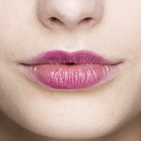 Lip Stains nejlépe vyniknou s konturami do ztracena. Oproti Lip Tints, které byly hitem loni, jsou výraznější a odolnější.
Lip Stains nejlépe vyniknou s konturami do ztracena. Oproti Lip Tints, které byly hitem loni, jsou výraznější a odolnější.