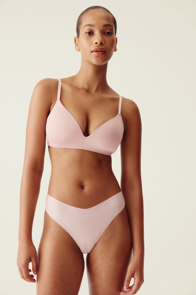 Bezešvá podprsenka, 359 Kč; bezešvé kalhotky v sadě tří kusů, 359 Kč, H&M 
