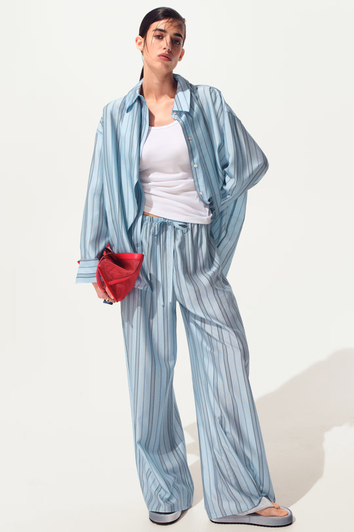 Oversized košile, 859 Kč; kalhoty s pruhy, 619 Kč, H&M
