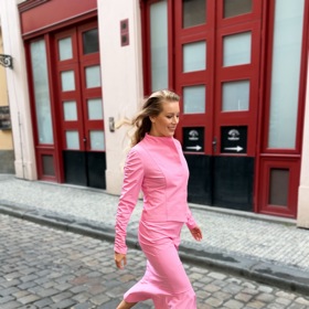 Herečka Anna Kulovaná v outfitu české návrhářky Gábiny Páralové.
Herečka Anna Kulovaná v outfitu české návrhářky Gábiny Páralové.