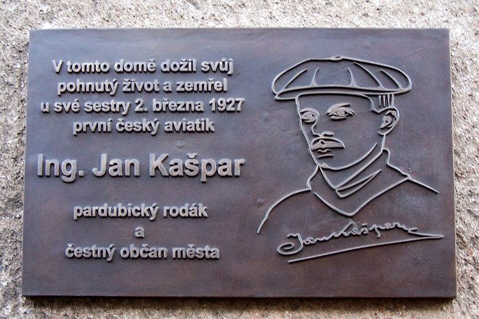 Navigace na začátku 20. století připomínala spíše dobrodružnou výpravu než dnešní létání s moderní technikou. Piloti se orientovali podle krajiny, železnic a kostelních věží pod sebou.
