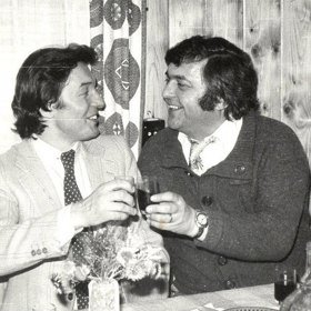 Staré fotografie celebrit často odhalují tváře, které bychom dnes poznávali jen velmi těžko. Právě retro účesy, dobová móda a dětské rysy dělají z podobných hádanek skvělou zábavu pro každého fanouška showbyznysu.
Staré fotografie celebrit často odhalují tváře, které bychom dnes poznávali jen velmi těžko. Právě retro účesy, dobová móda a dětské rysy dělají z podobných hádanek skvělou zábavu pro každého fanouška showbyznysu.
