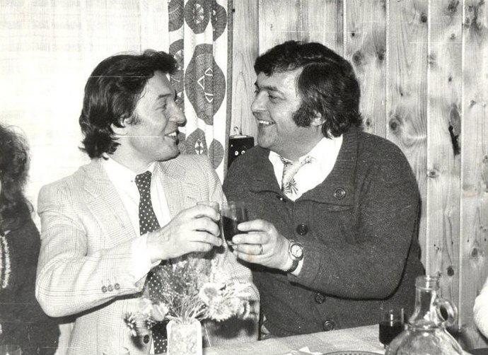 Staré fotografie celebrit často odhalují tváře, které bychom dnes poznávali jen velmi těžko. Právě retro účesy, dobová móda a dětské rysy dělají z podobných hádanek skvělou zábavu pro každého fanouška showbyznysu.
Staré fotografie celebrit často odhalují tváře, které bychom dnes poznávali jen velmi těžko. Právě retro účesy, dobová móda a dětské rysy dělají z podobných hádanek skvělou zábavu pro každého fanouška showbyznysu.