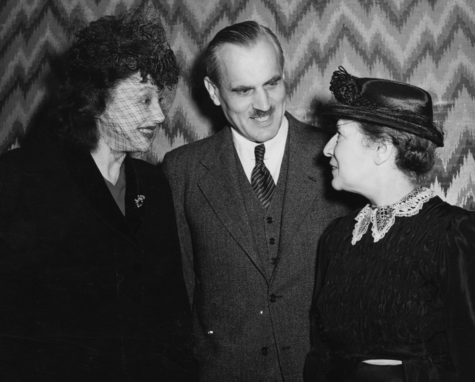 Meitner s herečkou Katharine Cornell a fyzikem Arthurem Comptonem,1946
