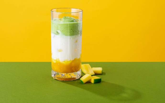 Mango Matcha Iced Latte je příjemnou a lehkou kombinací mléka, tropického manga a našlehané matcha pěny. Společně tak vytváří jemnější a osvěžující chuť, která neurazí ani ty, kdo se s matchou teprve seznamují. 
